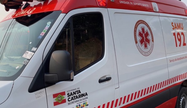 Pai atropela filho de 10 meses ao manobrar carro