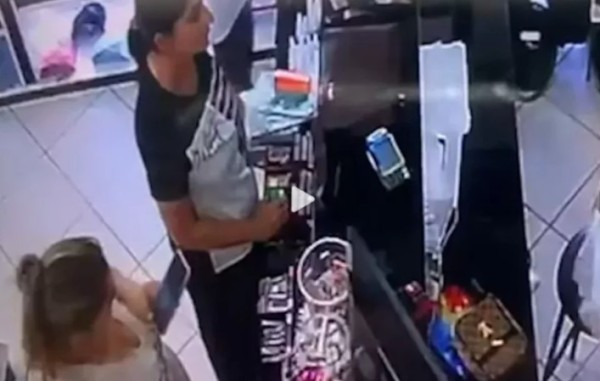 Mulheres oferecem oração e roubam R$ 11 mil de casal de idosos