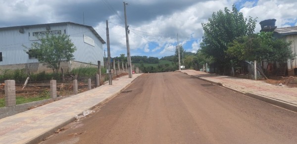 Asfalto e calçadas trazem mais qualidade de vida para moradores do Bairro Lazarim