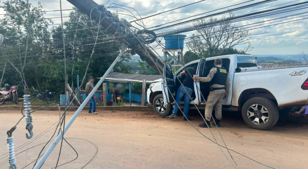 Caminhonete furtada no Rio Grande do Sul é recuperada após bater em poste