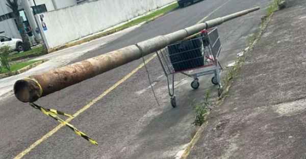 Homens carregam poste furtado em carrinho de supermercado