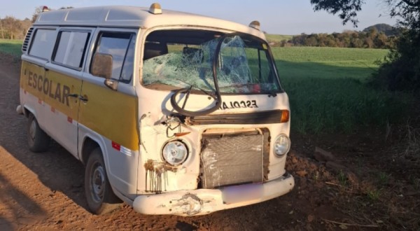 Motociclista fica ferido após colisão com Kombi escolar