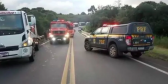 Caminhão carregado com carne de frango cai em rio e nove pessoas são presas por saque de carga no RS