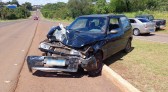 Frente de veículo fica destruída após acidente no trevo do centro de eventos