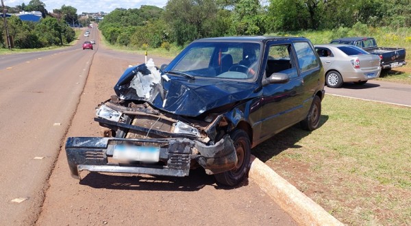 Frente de veículo fica destruída após acidente no trevo do centro de eventos