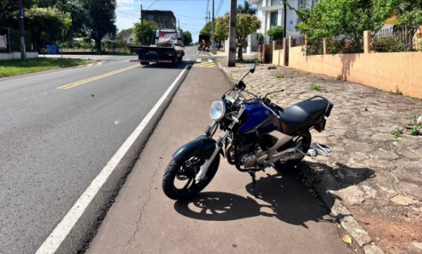 Jovem fica ferido após colisão entre carro e moto