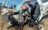 Batida frontal entre carro e caminhão deixa condutor preso nas ferragens na BR-282