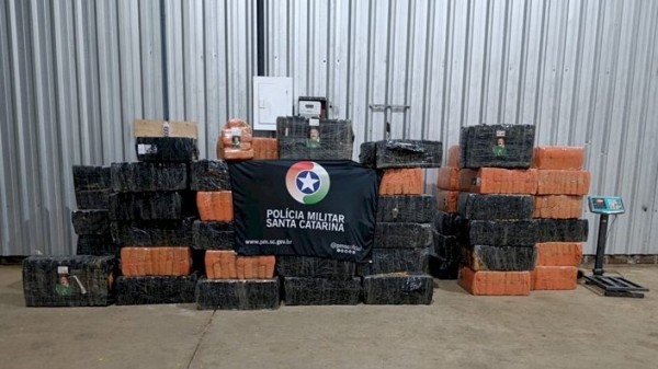 PMSC localiza depósito com quase duas toneladas de maconha às margens da BR-282