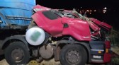 Motorista sofre ferimentos graves após tombar caminhão