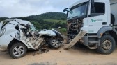 Motorista de 61 anos morre em colisão frontal com caminhão