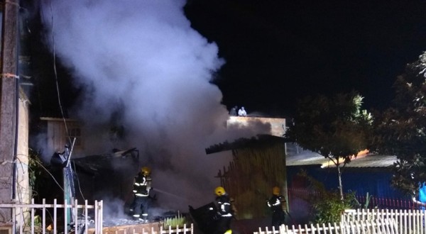 Casa é incendiada após briga de vizinhos
