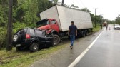 Carro colide frontalmente contra caminhão e 4 pessoas morrem em SC