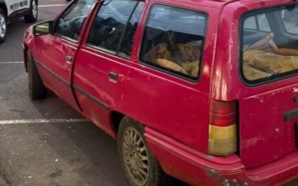 Motorista embriagado invade contramão, bate em carros estacionados e é preso