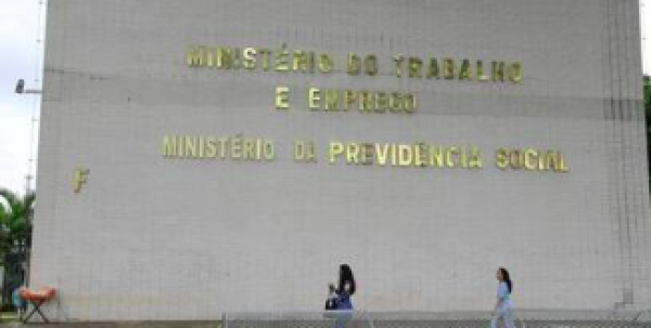 Governo prevê dificuldades para pagar abono salarial e seguro-desemprego até 2026