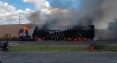 Carreta de câmara fria fica destruída após incêndio na BR-280