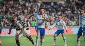 Vegetti faz dois gols, Vasco vence o Fortaleza e sai da zona de rebaixamento
