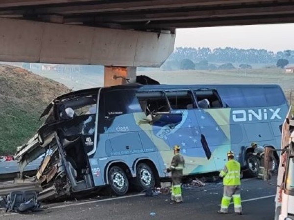 Acidente com ônibus deixa 10 mortos e 42 feridos em rodovia de SP