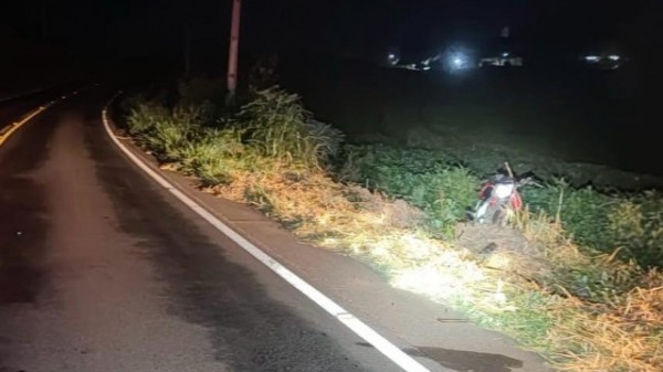 Casal fica ferido após motocicleta sair da pista e tombar