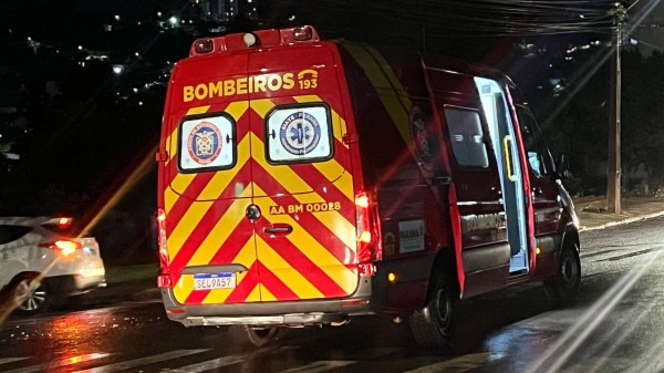 Jovem fica ferido após colisão entre carro e moto