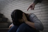 Mulher grávida denuncia violência psicológica praticada pelo padrasto