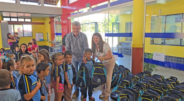 Bom Jesus do Sul entrega quase 600 mochilas e kits escolares para alunos da rede municipal