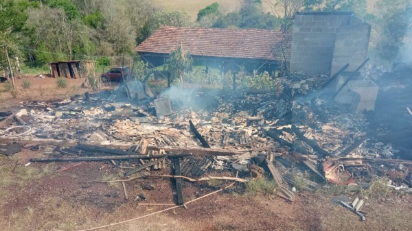 Residência fica destruída após incêndio no interior de São José do Cedro