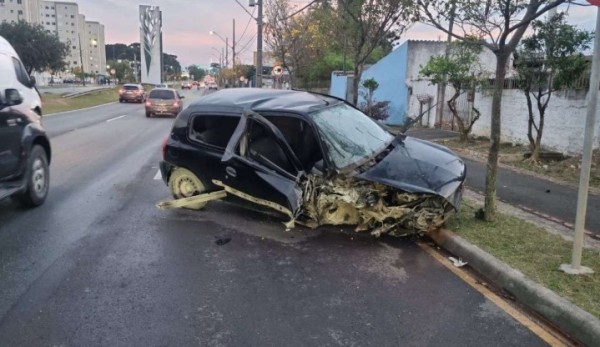 Motorista se envolve em acidente e abandona carro com mais de R$ 30 mil em dívidas