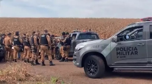 Homens assaltam agência bancária e fogem levando reféns, em Iracema do Oeste