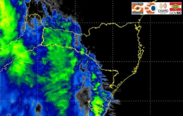 Chegada de frente fria e reviravolta no tempo causam temporais no Oeste de SC