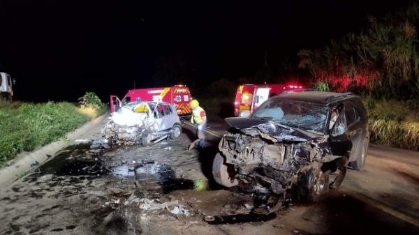 Colisão de dois veículos de passeio deixa dois mortos