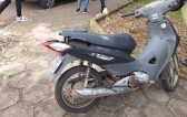 Condutora de moto fica ferida após colisão com carro