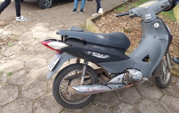 Condutora de moto fica ferida após colisão com carro