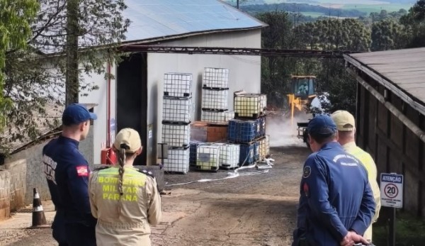 Vazamento de ácido clorídrico mobiliza bombeiros na divisa com Santa Catarina