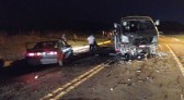 Acidente entre caminhonete e micro-ônibus com atletas de vôlei na BR-282 deixa mortos em SC