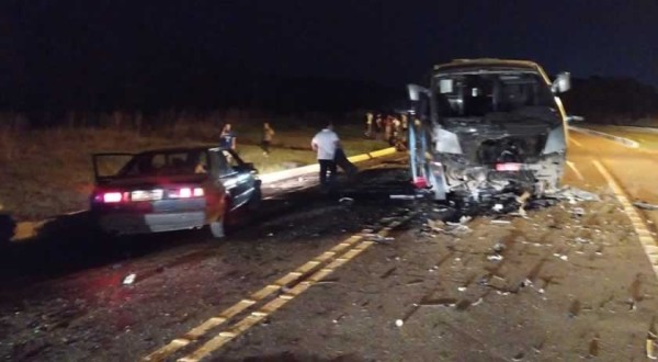 Acidente entre caminhonete e micro-ônibus com atletas de vôlei na BR-282 deixa mortos em SC