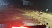 Carreta carregada de milho tomba e interdita parte da SC-163