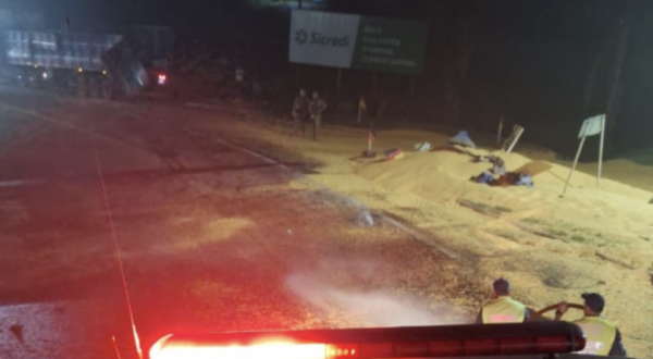 Carreta carregada de milho tomba e interdita parte da SC-163