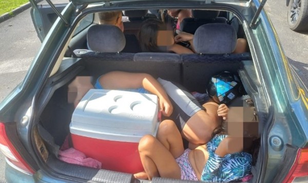 PRF flagra crianças sendo transportadas dentro de porta-malas de carro em SC