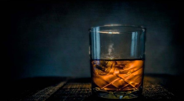 Consumo moderado de bebidas alcoólicas pode acelerar desenvolvimento de Alzheimer