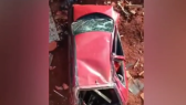 Carro sai da pista e cai dentro do condomínio dos idosos