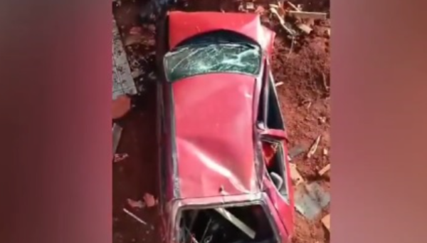 Carro sai da pista e cai dentro do condomínio dos idosos