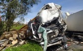 Colisão frontal entre caminhões mata dois motoristas na BR-116