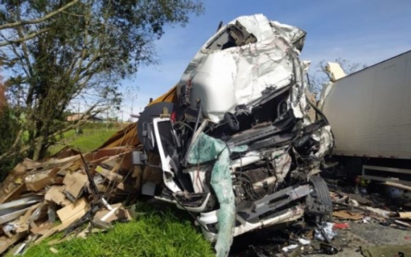 Colisão frontal entre caminhões mata dois motoristas na BR-116