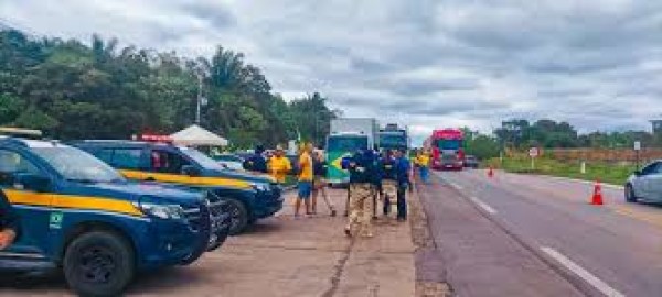 Caminhoneiros voltam a bloquear seis rodovias federais no país