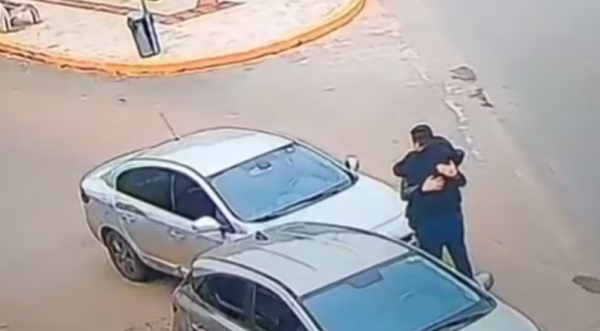 Motorista abraça desconhecido após batida de carro e cena emociona nas redes sociais