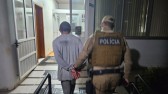 Homem agride filha de oito anos, tenta se esconder embaixo de cama mas é preso pela PM