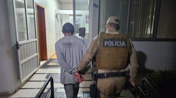 Homem agride filha de oito anos, tenta se esconder embaixo de cama mas é preso pela PM