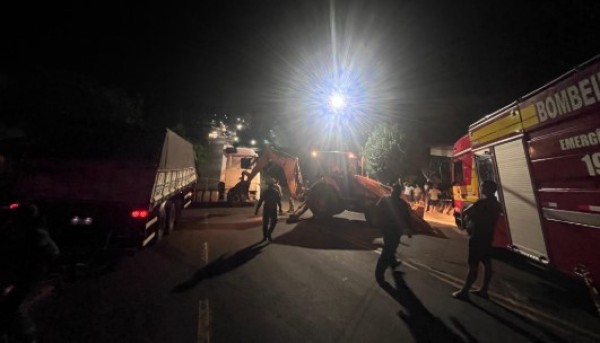 Carreta desanda de ré em subida e árvores evitam acidente