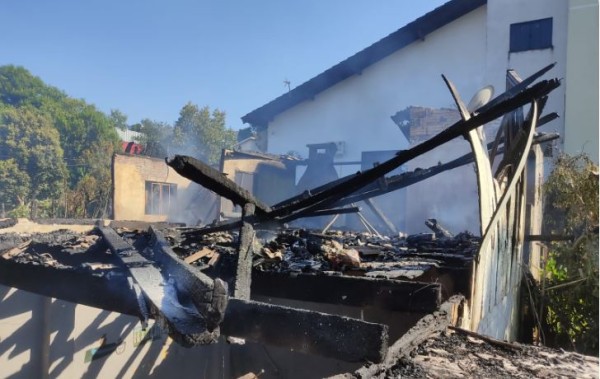 Casa é destruída por incêndio e morador tem queimaduras