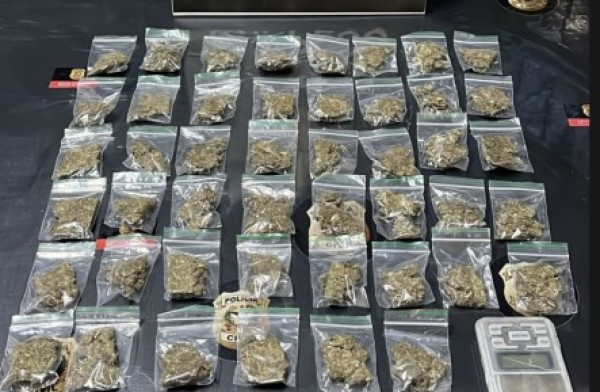 Operação prende homem por tráfico e apreende drogas escondidas em sofá